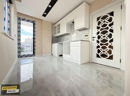 Yerden Isıtmalı Cadde Üzeri Çift Balkonlu 2+1 Asansörlü Katta D.