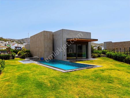 Yalıkavakta Eşyalı Full Deniz Manzaralı Satılık 5+1 Villa