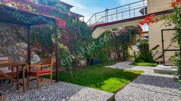 Boğaziçi Adabükünde Özel Plajlı Sitede Geniş Bahçeli Daire