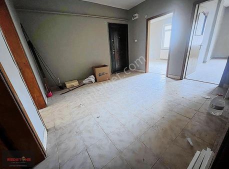Pendik Esenyalı'da Merkezi Konumda Çift Balkonlu 2+1 Kiralık