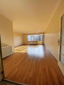 Üsküdar Cumhuriyet Caddesinde Geniş Balkonlu Ferah Arakat Daire