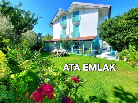 Ata Emlak'tan Plaja Çok Yakın Havuzlu Sitede 4+1 Bahçeli Villa