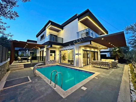 Güre'nin Eşsiz Doğasında 455 M² Brüt 5+1 Kiralık Havuzlu Villa