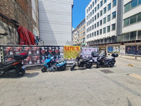 Kadıköy Altıyolda Söğütlüçeşme Caddesinde Köşe Arsa