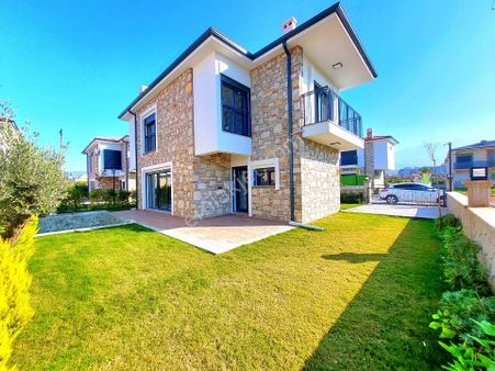 Davutlarda Özel Havuzlu Köşe Konumlu Tek Müstakil Geniş Bahçeli Sıfır Villa