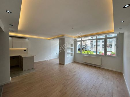 İzmirsporda Cadde Üzeri Asansörlü Full Tadilatlı 3+1 Arakat