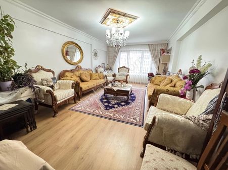 İzcibaşı Sokakta Orta Kat 3+1 Asansör 2 Adet Cam Balkonlu Geniş