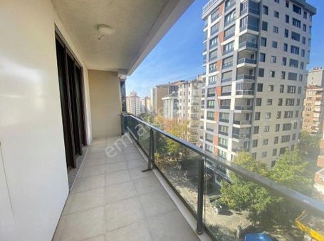 Boş... Erenköy İstasyonda Boş Balkon Giyinme Odalı 170 M2 4+1