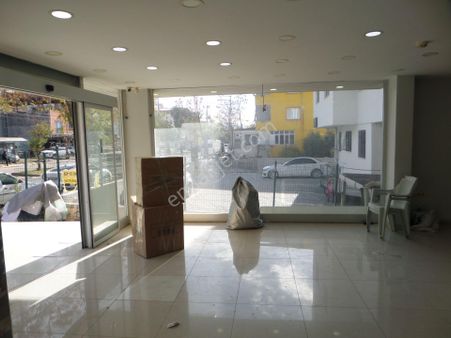 Bahçeşehir'de 165 M2 , Önde Kullanım Alanlı Kiralık İşyeri