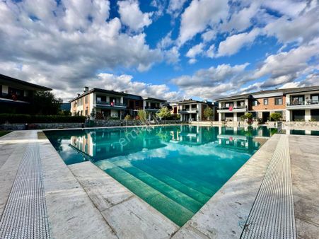 ꧁akçay Ay Emlak'tan꧂güre'de Havuz Manzaralı Geniş Çift Balkonlu Kiralık 1+1 Ultra Lüks Daire