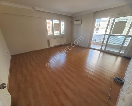Ataşehir De Geniş Bakımlı Doğalgazlı Otoparklı Kiralık 3+1 Daire