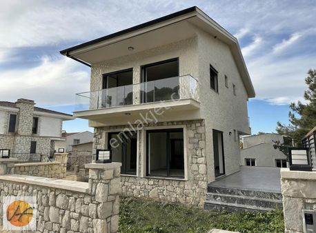 Urla Kalabakta Müstakil 3+2 Satılık Villa
