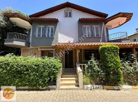 Kuşadası Kuştur Mevkii Mehmet Şükrü Pat Sitesinde Satılık Villa