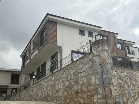 Beçin'de Doğa Manzaralı Kiralık Sıfır Triplex Villa