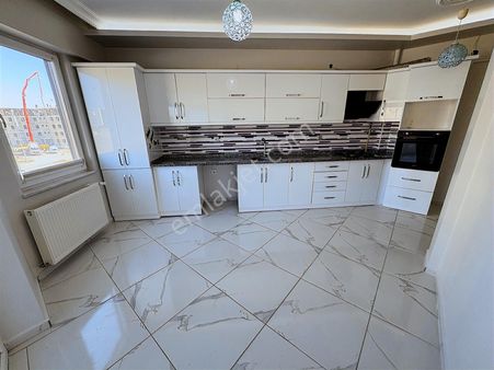 Güneş Emlaktan Cadde Üstü Ara Kat Masrafsız Satılık Daire