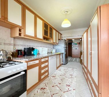 Barış Mahallesinde Metrobüse 5 Dakika 3+1 Satılık Daire