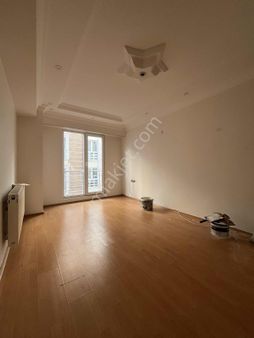 Reşadiye Mahallesi Merkezi Konumda Kiralık Masrafsız 2+1