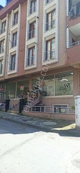 Armağanevlerde Cadde Üzerinde Köşe Binada, Çift Geniş Cepheli