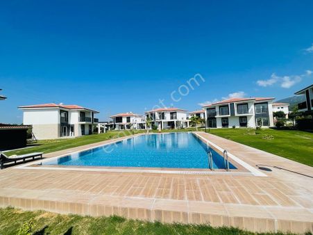 Ata Emlak'tan Plaja Yakın Havuzlu Sitede 3+1 Villa