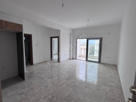 Girne Alsancak'ta Teras Alanına Sahip Satılık 2+1 Daire !!