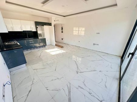 Girne Merkez'de Dağ Ve Deniz Manzaralı Satılık 2+1 Daireler !!