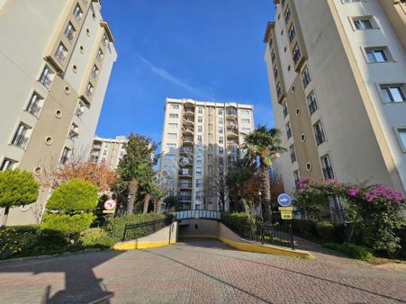 Ataşehir İçerenköy Kiptaş Evleri'nde 3+1 Balkonlu 145m2 Kiralık Boş Daire