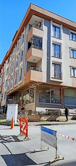 Ümraniye Armağanevlerde Neyzen Tevfik Caddesinde Köşe Binada