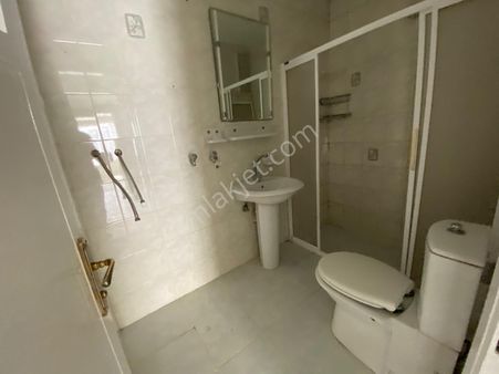 Ücyolmetro Muratreis İlk Öögretim Hastane Cadde Yakını Düz Ayak