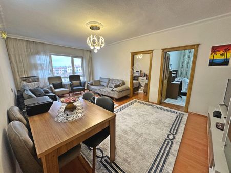 İncirli Mahallesinde Ara Katta Manzaralı Yapılı 3+1 Satılık Daire