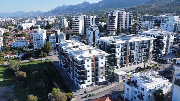 Girne Merkez Prestijli Havuzlu Sitede Satılık Eşyalı 2+1 Daire !!