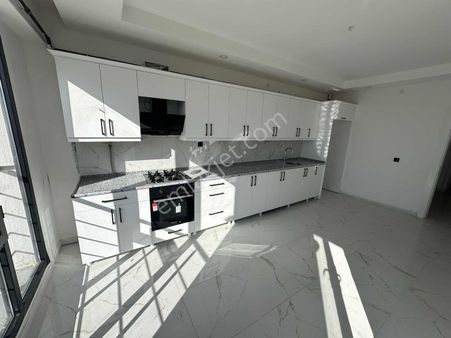 Sürer Emlak`tan Kiralık Sıfır 3+1 Daire`miz Ara Katta Kalmaktadı