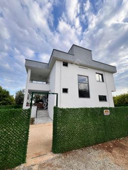 Harika Konumda Sakin Yaşantıya Sahip Villa