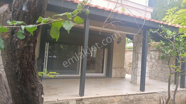 Alaçatı Merkezde Mobilyalı Yıllık Veya Sezonluk Kiralık Villa