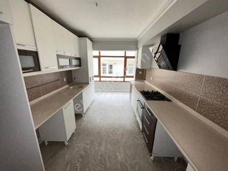 İncirli Lisesi Ve Yunus Emre Cad Yanı Orta Kat 3+1 Ön Bağımsız