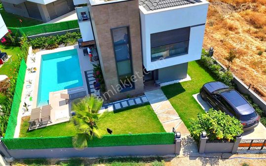 Kuşadasında Plaja Yakın Özel Havuzlu Ful Eşyalı Otoparklı Villa