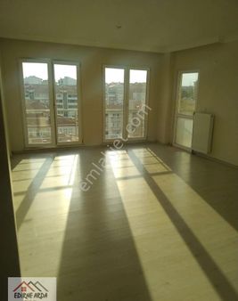 Arda Emlak Ofisin’den Özgür Çocuklar Parkı Yakını Ara Kat Havuzlu Geniş Daire