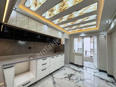 Beylikdüzü Cumhuriyet Mh. Metrobüse Yakın 5 Dk Mesafede 2+1 Daire..