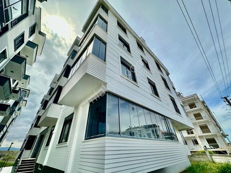 ⭐akçay Ay Emlak'tan⭐ Kapalı Balkonlu Yerden Isıtmalı Şık Tasarımlı Ön Cephe Satılık 1+1 Lüks Daire