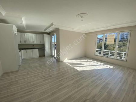 Çamurlu Mahallesi Kiralık 3+1 Meydana Yürüme Mesafesinde