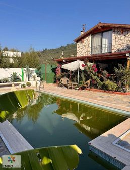 Emkodan 1 Dönüm Arazi İçinde Havuzlu Villa