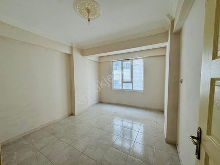 Yıldız Plaza Düğün Salonu Yanında 2+1 Ara Kat Daire