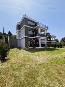 Kartepe Maşukiye'de Göl Ve Dağ Manzaralı Satılık Tripleks Villa