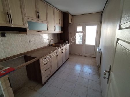 Bayraklı Manavkuyu'da Otoparklı 3+1 Kiralık Daire