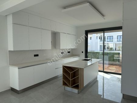 Yeniboğaziçin'de Dört Dörtlük 3+1 Villa