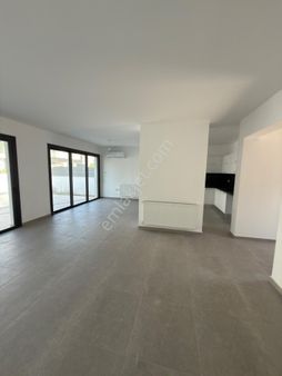 Yeniboğaziçi'nde 3+1 Satılık Villa Yeniboğaziçi Parkı Yakınında Özel Havuz Bahçe