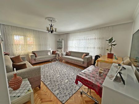 Hocalı Cadde Yakınında Ara Katta Çift Balkonlu 3+1 Satılık Daire