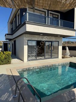 🌴 Denize Yakın Konumda, Bahçeli Ve Havuzlu 2+1 Villa | 300 M² Arsa Kanat Emlaktan Satılık Villa