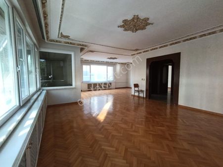 Yeşilköy Merkezde Sahile Yürüme Mesafesinde 4+1-190 M² Kiralık