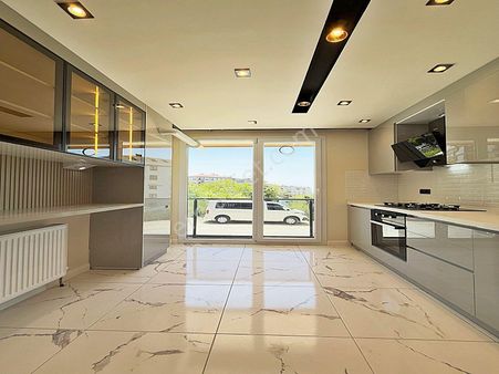 Beylikdüzü Gürpınar Mahallesinde Şık Tasarımlı Arakat 3+1 Daire