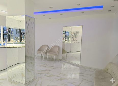Bağcılar Fatih'te Yürüyüş Yolu Üzeri Köşe Dükkan 60m²
